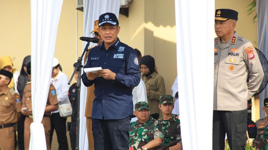 Menteri Lingkungan Hidup/Kepala Badan Pengendalian Lingkungan Hidup (KLH/BPLH) Hanif Faisol Nurofiq, selaku Ketua Harian Satuan Tugas (Satgas) Penanganan Radiasi Radionuklida Cs-137 memimpin apel kesiapsiagaan di Mako Polsek Cikande, Kabupaten Serang, Senin (13/10/2025). (Dok. KLH/BPLH)
