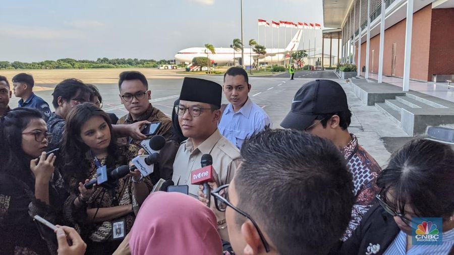 Menteri Luar Negeri, Sugiono memberikan keterangan kepada wartawan di Pangkalan TNI AU Halim Perdanakusuma, Jakarta Timur, Selasa (14/10/2025). (CNBC Indonesia/Emir Yanwardhana)