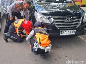Dishub Makassar Gembok Mobil Parkir Liar di Sepanjang Jalan Ahmad Yani