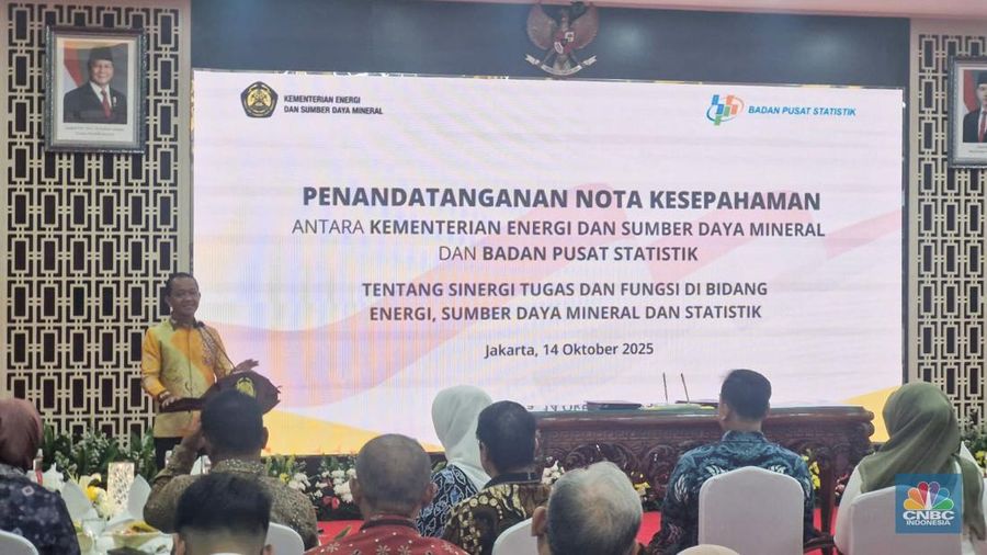 Penandatanganan Nota Kesepahaman (MoU) antara Kementerian ESDM dan BPS tentang Sinergi Tugas dan Fungsi di Bidang ESDM dan Statistik. Penandatanganan MoU dilakukan oleh Menteri ESDM Bahlil Lahadalia dan Kepala BPS Amalia Adininggar Widyasantidi di Kantor Kementerian ESDM, Jakarta, Selasa (14/10/2025). (CNBC Indonesia/Verda Nano Setiawan)