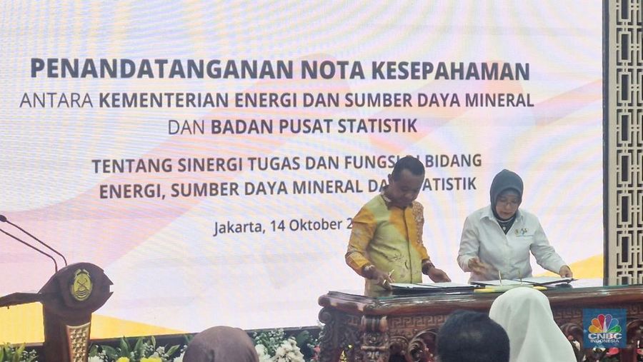 Penandatanganan Nota Kesepahaman (MoU) antara Kementerian ESDM dan BPS tentang Sinergi Tugas dan Fungsi di Bidang ESDM dan Statistik. Penandatanganan MoU dilakukan oleh Menteri ESDM Bahlil Lahadalia dan Kepala BPS Amalia Adininggar Widyasantidi di Kantor Kementerian ESDM, Jakarta, Selasa (14/10/2025). (CNBC Indonesia/Verda Nano Setiawan)