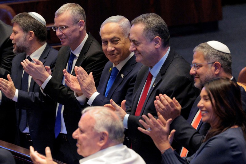 Presiden AS Donald Trump dan Perdana Menteri Israel Benjamin Netanyahu saling berpelukan di Knesset pada hari Trump menyampaikan pidatonya, di tengah kesepakatan pertukaran tahanan-sandera dan gencatan senjata yang ditengahi AS antara Israel dan Hamas, di Yerusalem, 13 Oktober 2025. Presiden AS Donald Trump dan Perdana Menteri Israel Benjamin Netanyahu saling berpelukan di Knesset pada hari Trump menyampaikan pidatonya, di tengah kesepakatan pertukaran tahanan-sandera dan gencatan senjata yang ditengahi AS antara Israel dan Hamas, di Yerusalem, 13 Oktober 2025. (REUTERS/Evelyn Hockstein/Pool)