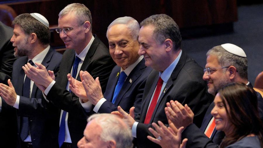 Presiden AS Donald Trump dan Perdana Menteri Israel Benjamin Netanyahu saling berpelukan di Knesset pada hari Trump menyampaikan pidatonya, di tengah kesepakatan pertukaran tahanan-sandera dan gencatan senjata yang ditengahi AS antara Israel dan Hamas, di Yerusalem, 13 Oktober 2025. Presiden AS Donald Trump dan Perdana Menteri Israel Benjamin Netanyahu saling berpelukan di Knesset pada hari Trump menyampaikan pidatonya, di tengah kesepakatan pertukaran tahanan-sandera dan gencatan senjata yang ditengahi AS antara Israel dan Hamas, di Yerusalem, 13 Oktober 2025. (REUTERS/Evelyn Hockstein/Pool)