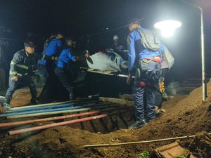 Malam Haru Saat Warga Bahu Membahu Makamkan Jenazah 200 Kg