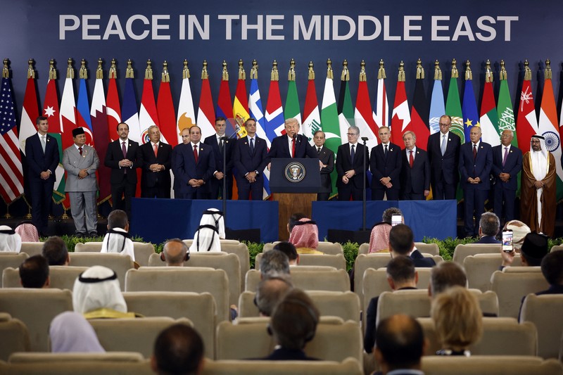Presiden AS Donald Trump berbicara selama pertemuan puncak para pemimpin dunia untuk mengakhiri perang Gaza, di tengah pertukaran tahanan-sandera yang ditengahi AS dan kesepakatan gencatan senjata antara Israel dan Hamas, di Sharm el-Sheikh, Mesir, 13 Oktober 2025. Presiden AS Donald Trump berbicara selama pertemuan puncak para pemimpin dunia untuk mengakhiri perang Gaza, di tengah pertukaran tahanan-sandera yang ditengahi AS dan kesepakatan gencatan senjata antara Israel dan Hamas, di Sharm el-Sheikh, Mesir, 13 Oktober 2025. (Yoan Valat/Pool via REUTERS)