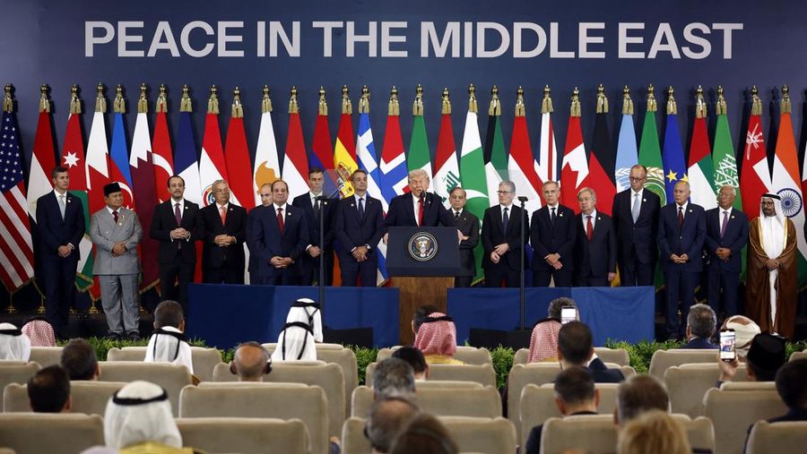 Presiden AS Donald Trump berbicara selama pertemuan puncak para pemimpin dunia untuk mengakhiri perang Gaza, di tengah pertukaran tahanan-sandera yang ditengahi AS dan kesepakatan gencatan senjata antara Israel dan Hamas, di Sharm el-Sheikh, Mesir, 13 Oktober 2025. Presiden AS Donald Trump berbicara selama pertemuan puncak para pemimpin dunia untuk mengakhiri perang Gaza, di tengah pertukaran tahanan-sandera yang ditengahi AS dan kesepakatan gencatan senjata antara Israel dan Hamas, di Sharm el-Sheikh, Mesir, 13 Oktober 2025. (Yoan Valat/Pool via REUTERS)