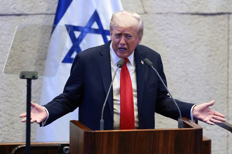 Presiden AS Donald Trump dan Perdana Menteri Israel Benjamin Netanyahu saling berpelukan di Knesset pada hari Trump menyampaikan pidatonya, di tengah kesepakatan pertukaran tahanan-sandera dan gencatan senjata yang ditengahi AS antara Israel dan Hamas, di Yerusalem, 13 Oktober 2025. Presiden AS Donald Trump dan Perdana Menteri Israel Benjamin Netanyahu saling berpelukan di Knesset pada hari Trump menyampaikan pidatonya, di tengah kesepakatan pertukaran tahanan-sandera dan gencatan senjata yang ditengahi AS antara Israel dan Hamas, di Yerusalem, 13 Oktober 2025. (REUTERS/Evelyn Hockstein/Pool)