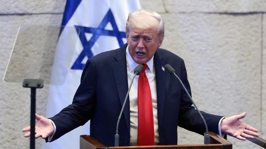 Presiden AS Donald Trump dan Perdana Menteri Israel Benjamin Netanyahu saling berpelukan di Knesset pada hari Trump menyampaikan pidatonya, di tengah kesepakatan pertukaran tahanan-sandera dan gencatan senjata yang ditengahi AS antara Israel dan Hamas, di Yerusalem, 13 Oktober 2025. Presiden AS Donald Trump dan Perdana Menteri Israel Benjamin Netanyahu saling berpelukan di Knesset pada hari Trump menyampaikan pidatonya, di tengah kesepakatan pertukaran tahanan-sandera dan gencatan senjata yang ditengahi AS antara Israel dan Hamas, di Yerusalem, 13 Oktober 2025. (REUTERS/Evelyn Hockstein/Pool)