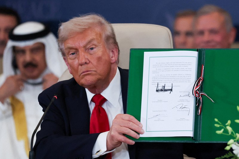 Presiden AS Donald Trump dan Perdana Menteri Israel Benjamin Netanyahu saling berpelukan di Knesset pada hari Trump menyampaikan pidatonya, di tengah kesepakatan pertukaran tahanan-sandera dan gencatan senjata yang ditengahi AS antara Israel dan Hamas, di Yerusalem, 13 Oktober 2025. Presiden AS Donald Trump dan Perdana Menteri Israel Benjamin Netanyahu saling berpelukan di Knesset pada hari Trump menyampaikan pidatonya, di tengah kesepakatan pertukaran tahanan-sandera dan gencatan senjata yang ditengahi AS antara Israel dan Hamas, di Yerusalem, 13 Oktober 2025. (REUTERS/Evelyn Hockstein/Pool)