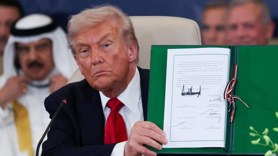 Presiden AS Donald Trump dan Perdana Menteri Israel Benjamin Netanyahu saling berpelukan di Knesset pada hari Trump menyampaikan pidatonya, di tengah kesepakatan pertukaran tahanan-sandera dan gencatan senjata yang ditengahi AS antara Israel dan Hamas, di Yerusalem, 13 Oktober 2025. Presiden AS Donald Trump dan Perdana Menteri Israel Benjamin Netanyahu saling berpelukan di Knesset pada hari Trump menyampaikan pidatonya, di tengah kesepakatan pertukaran tahanan-sandera dan gencatan senjata yang ditengahi AS antara Israel dan Hamas, di Yerusalem, 13 Oktober 2025. (REUTERS/Evelyn Hockstein/Pool)