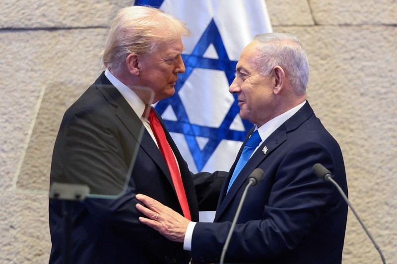 Presiden AS Donald Trump dan Perdana Menteri Israel Benjamin Netanyahu saling berpelukan di Knesset pada hari Trump menyampaikan pidatonya, di tengah kesepakatan pertukaran tahanan-sandera dan gencatan senjata yang ditengahi AS antara Israel dan Hamas, di Yerusalem, 13 Oktober 2025. Presiden AS Donald Trump dan Perdana Menteri Israel Benjamin Netanyahu saling berpelukan di Knesset pada hari Trump menyampaikan pidatonya, di tengah kesepakatan pertukaran tahanan-sandera dan gencatan senjata yang ditengahi AS antara Israel dan Hamas, di Yerusalem, 13 Oktober 2025. (REUTERS/Evelyn Hockstein/Pool)