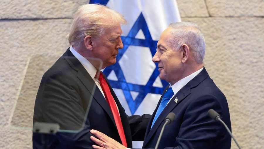 Presiden AS Donald Trump dan Perdana Menteri Israel Benjamin Netanyahu saling berpelukan di Knesset pada hari Trump menyampaikan pidatonya, di tengah kesepakatan pertukaran tahanan-sandera dan gencatan senjata yang ditengahi AS antara Israel dan Hamas, di Yerusalem, 13 Oktober 2025. Presiden AS Donald Trump dan Perdana Menteri Israel Benjamin Netanyahu saling berpelukan di Knesset pada hari Trump menyampaikan pidatonya, di tengah kesepakatan pertukaran tahanan-sandera dan gencatan senjata yang ditengahi AS antara Israel dan Hamas, di Yerusalem, 13 Oktober 2025. (REUTERS/Evelyn Hockstein/Pool)