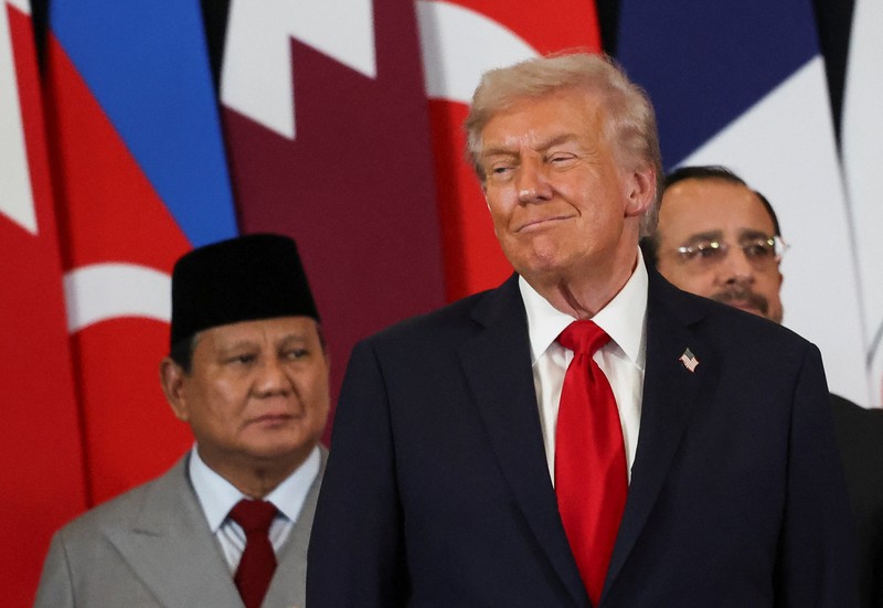 Presiden AS Donald Trump berbicara selama pertemuan puncak para pemimpin dunia untuk mengakhiri perang Gaza, di tengah pertukaran tahanan-sandera yang ditengahi AS dan kesepakatan gencatan senjata antara Israel dan Hamas, di Sharm el-Sheikh, Mesir, 13 Oktober 2025. Presiden AS Donald Trump berbicara selama pertemuan puncak para pemimpin dunia untuk mengakhiri perang Gaza, di tengah pertukaran tahanan-sandera yang ditengahi AS dan kesepakatan gencatan senjata antara Israel dan Hamas, di Sharm el-Sheikh, Mesir, 13 Oktober 2025. (Yoan Valat/Pool via REUTERS)