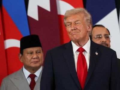 Potret Momen Trump Puji Prabowo di KTT Perdamaian, Riuh Tepuk Tangan