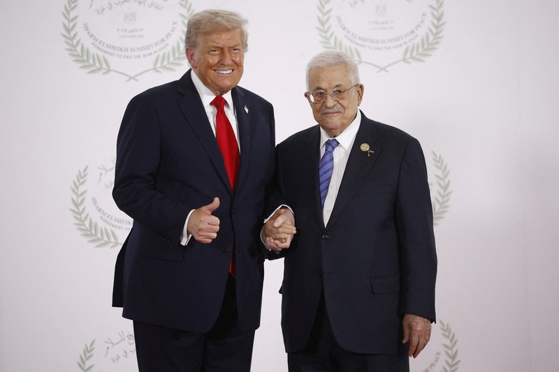 Presiden AS Donald Trump dan Perdana Menteri Israel Benjamin Netanyahu saling berpelukan di Knesset pada hari Trump menyampaikan pidatonya, di tengah kesepakatan pertukaran tahanan-sandera dan gencatan senjata yang ditengahi AS antara Israel dan Hamas, di Yerusalem, 13 Oktober 2025. Presiden AS Donald Trump dan Perdana Menteri Israel Benjamin Netanyahu saling berpelukan di Knesset pada hari Trump menyampaikan pidatonya, di tengah kesepakatan pertukaran tahanan-sandera dan gencatan senjata yang ditengahi AS antara Israel dan Hamas, di Yerusalem, 13 Oktober 2025. (REUTERS/Evelyn Hockstein/Pool)