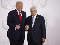 Momen Trump Temui Netanyahu dan Mahmoud Abbas, Full Senyum