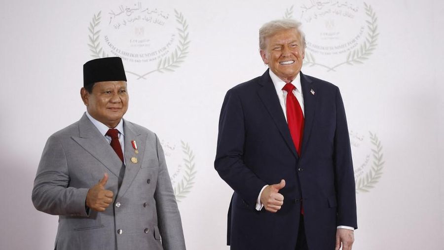 Presiden AS Donald Trump (kanan) dan Presiden Indonesia Prabowo Subianto berpose saat pertemuan puncak tentang Gaza di Sharm el-Sheikh pada 13 Oktober 2025. (Photo by Yoan VALAT / POOL / AFP)