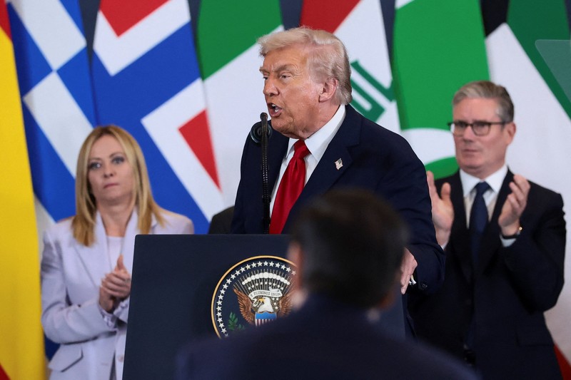 Presiden AS Donald Trump berbicara selama pertemuan puncak para pemimpin dunia untuk mengakhiri perang Gaza, di tengah pertukaran tahanan-sandera yang ditengahi AS dan kesepakatan gencatan senjata antara Israel dan Hamas, di Sharm el-Sheikh, Mesir, 13 Oktober 2025. Presiden AS Donald Trump berbicara selama pertemuan puncak para pemimpin dunia untuk mengakhiri perang Gaza, di tengah pertukaran tahanan-sandera yang ditengahi AS dan kesepakatan gencatan senjata antara Israel dan Hamas, di Sharm el-Sheikh, Mesir, 13 Oktober 2025. (Yoan Valat/Pool via REUTERS)