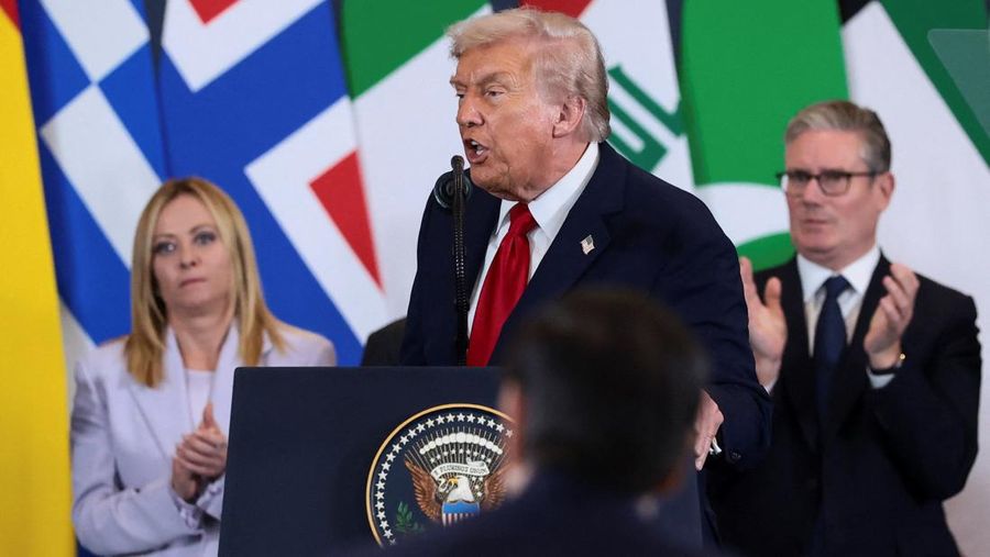 Presiden AS Donald Trump berbicara selama pertemuan puncak para pemimpin dunia untuk mengakhiri perang Gaza, di tengah pertukaran tahanan-sandera yang ditengahi AS dan kesepakatan gencatan senjata antara Israel dan Hamas, di Sharm el-Sheikh, Mesir, 13 Oktober 2025. Presiden AS Donald Trump berbicara selama pertemuan puncak para pemimpin dunia untuk mengakhiri perang Gaza, di tengah pertukaran tahanan-sandera yang ditengahi AS dan kesepakatan gencatan senjata antara Israel dan Hamas, di Sharm el-Sheikh, Mesir, 13 Oktober 2025. (Yoan Valat/Pool via REUTERS)