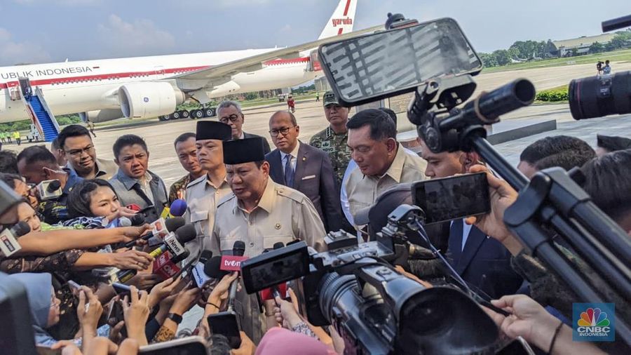 Presiden Prabowo Subianto memberikan keterangan kepada wartawan di Pangkalan TNI AU Halim Perdanakusuma, Jakarta Timur, Selasa (14/10/2025). (CNBCIndonesia/Emir Yanwardhana)