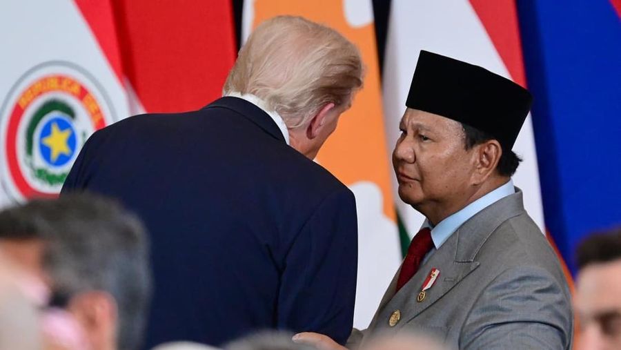 Presiden AS Donald Trump berbicara selama pertemuan puncak para pemimpin dunia untuk mengakhiri perang Gaza, di tengah pertukaran tahanan-sandera yang ditengahi AS dan kesepakatan gencatan senjata antara Israel dan Hamas, di Sharm el-Sheikh, Mesir, 13 Oktober 2025. (Yoan Valat/Pool via REUTERS)