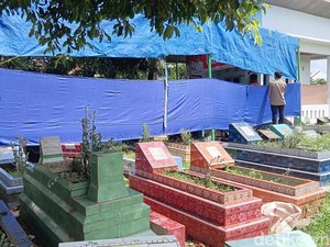 Video Polisi Bongkar Makam Wanita Hamil yang Tewas di Hotel Palembang