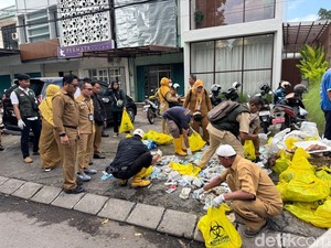 DLH Mataram Buru Pembuang Limbah Medis di Selokan Sriwijaya