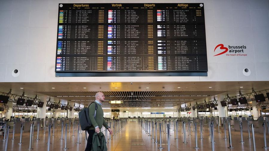 Suasana saat pembatalan penerbangan, selama aksi mogok nasional menentang rencana reformasi pemerintah, di Bandara Brussels di Zaventem, dekat Brussels, Belgia, Selasa (14/10/2025). (REUTERS/Omar Havana)