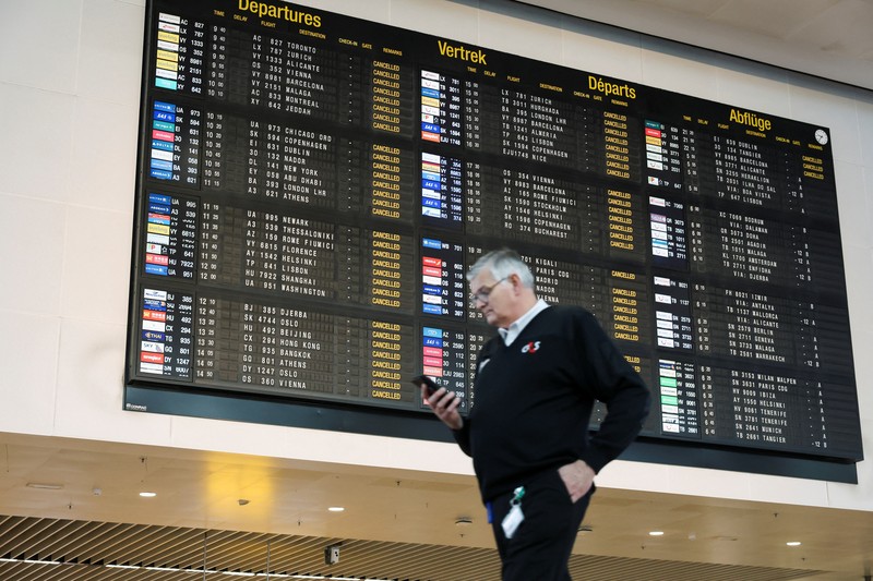 Suasana saat pembatalan penerbangan, selama aksi mogok nasional menentang rencana reformasi pemerintah, di Bandara Brussels di Zaventem, dekat Brussels, Belgia, Selasa (14/10/2025). (REUTERS/Omar Havana) Suasana saat pembatalan penerbangan, selama aksi mogok nasional menentang rencana reformasi pemerintah, di Bandara Brussels di Zaventem, dekat Brussels, Belgia, Selasa (14/10/2025). (REUTERS/Omar Havana)