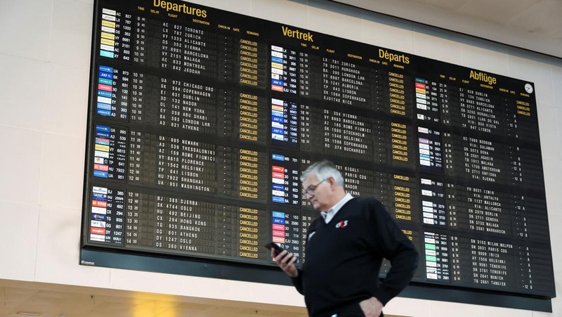 Suasana saat pembatalan penerbangan, selama aksi mogok nasional menentang rencana reformasi pemerintah, di Bandara Brussels di Zaventem, dekat Brussels, Belgia, Selasa (14/10/2025). (REUTERS/Omar Havana)
