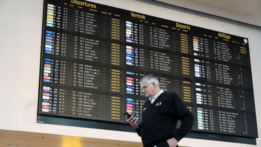 Suasana saat pembatalan penerbangan, selama aksi mogok nasional menentang rencana reformasi pemerintah, di Bandara Brussels di Zaventem, dekat Brussels, Belgia, Selasa (14/10/2025). (REUTERS/Omar Havana) Suasana saat pembatalan penerbangan, selama aksi mogok nasional menentang rencana reformasi pemerintah, di Bandara Brussels di Zaventem, dekat Brussels, Belgia, Selasa (14/10/2025). (REUTERS/Omar Havana)