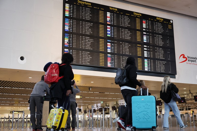 Suasana saat pembatalan penerbangan, selama aksi mogok nasional menentang rencana reformasi pemerintah, di Bandara Brussels di Zaventem, dekat Brussels, Belgia, Selasa (14/10/2025). (REUTERS/Omar Havana) Suasana saat pembatalan penerbangan, selama aksi mogok nasional menentang rencana reformasi pemerintah, di Bandara Brussels di Zaventem, dekat Brussels, Belgia, Selasa (14/10/2025). (REUTERS/Omar Havana)