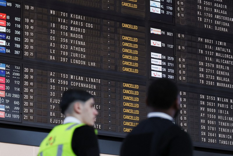 Suasana saat pembatalan penerbangan, selama aksi mogok nasional menentang rencana reformasi pemerintah, di Bandara Brussels di Zaventem, dekat Brussels, Belgia, Selasa (14/10/2025). (REUTERS/Omar Havana) Suasana saat pembatalan penerbangan, selama aksi mogok nasional menentang rencana reformasi pemerintah, di Bandara Brussels di Zaventem, dekat Brussels, Belgia, Selasa (14/10/2025). (REUTERS/Omar Havana)