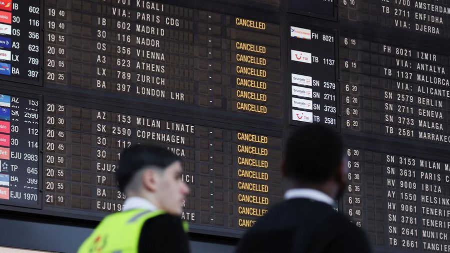Suasana saat pembatalan penerbangan, selama aksi mogok nasional menentang rencana reformasi pemerintah, di Bandara Brussels di Zaventem, dekat Brussels, Belgia, Selasa (14/10/2025). (REUTERS/Omar Havana)