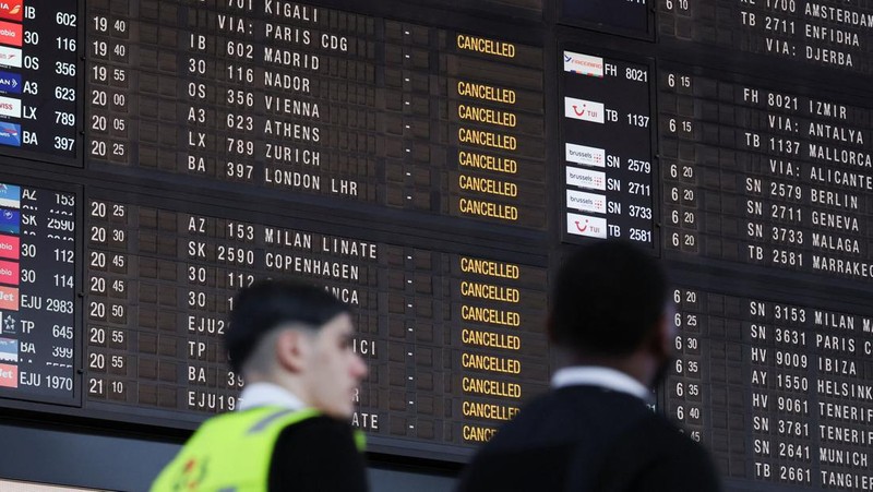 Suasana saat pembatalan penerbangan, selama aksi mogok nasional menentang rencana reformasi pemerintah, di Bandara Brussels di Zaventem, dekat Brussels, Belgia, Selasa (14/10/2025). (REUTERS/Omar Havana)