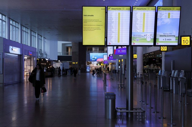 Suasana saat pembatalan penerbangan, selama aksi mogok nasional menentang rencana reformasi pemerintah, di Bandara Brussels di Zaventem, dekat Brussels, Belgia, Selasa (14/10/2025). (REUTERS/Omar Havana) Suasana saat pembatalan penerbangan, selama aksi mogok nasional menentang rencana reformasi pemerintah, di Bandara Brussels di Zaventem, dekat Brussels, Belgia, Selasa (14/10/2025). (REUTERS/Omar Havana)