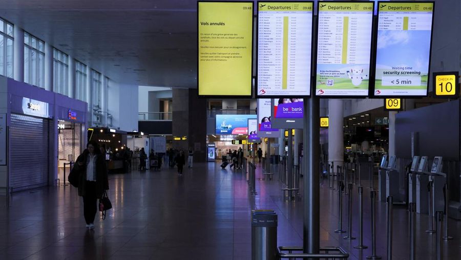 Suasana saat pembatalan penerbangan, selama aksi mogok nasional menentang rencana reformasi pemerintah, di Bandara Brussels di Zaventem, dekat Brussels, Belgia, Selasa (14/10/2025). (REUTERS/Omar Havana) Suasana saat pembatalan penerbangan, selama aksi mogok nasional menentang rencana reformasi pemerintah, di Bandara Brussels di Zaventem, dekat Brussels, Belgia, Selasa (14/10/2025). (REUTERS/Omar Havana)