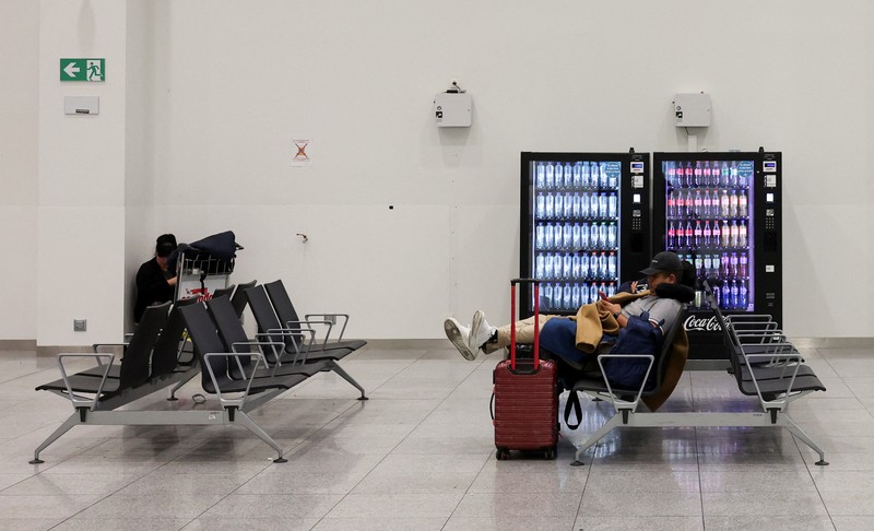 Suasana saat pembatalan penerbangan, selama aksi mogok nasional menentang rencana reformasi pemerintah, di Bandara Brussels di Zaventem, dekat Brussels, Belgia, Selasa (14/10/2025). (REUTERS/Omar Havana) Suasana saat pembatalan penerbangan, selama aksi mogok nasional menentang rencana reformasi pemerintah, di Bandara Brussels di Zaventem, dekat Brussels, Belgia, Selasa (14/10/2025). (REUTERS/Omar Havana)