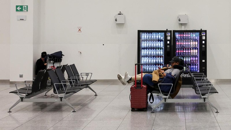 Suasana saat pembatalan penerbangan, selama aksi mogok nasional menentang rencana reformasi pemerintah, di Bandara Brussels di Zaventem, dekat Brussels, Belgia, Selasa (14/10/2025). (REUTERS/Omar Havana)