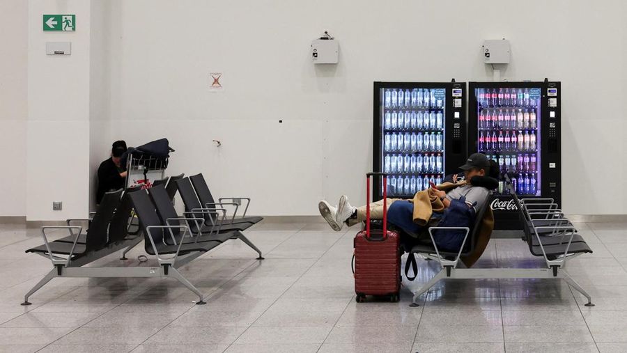 Suasana saat pembatalan penerbangan, selama aksi mogok nasional menentang rencana reformasi pemerintah, di Bandara Brussels di Zaventem, dekat Brussels, Belgia, Selasa (14/10/2025). (REUTERS/Omar Havana) Suasana saat pembatalan penerbangan, selama aksi mogok nasional menentang rencana reformasi pemerintah, di Bandara Brussels di Zaventem, dekat Brussels, Belgia, Selasa (14/10/2025). (REUTERS/Omar Havana)