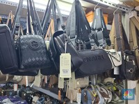 Warga RI Tergila-gila Tas Impor Branded KW Pasar Senen-Buat Pamer