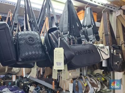 Warga RI Tergila-gila Tas Impor Branded KW Pasar Senen-Buat Pamer