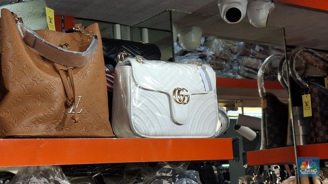 Tas Impor Branded KW Marak di Pasar Senen, Merek-Harganya Bikin Kaget