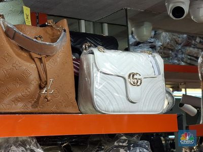 Tas Impor Branded KW Marak di Pasar Senen, Merek-Harganya Bikin Kaget