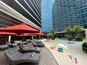 Serasa di Pantai, Hotel Bintang 5 di Bandung Ini Punya Kolam Pasir Putih