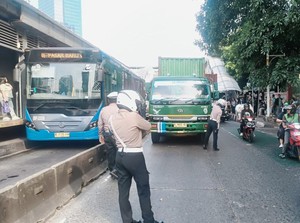 Truk Mogok di Tanjung Duren Dievakuasi, Lalin Kembali Normal
