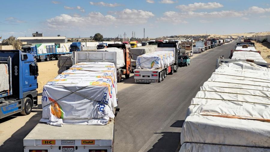 Truk-truk pengangkut bantuan kemanusiaan yang disiapkan oleh Bulan Sabit Merah Mesir, yang akan memasuki perlintasan Rafah ke Jalur Gaza besok, berbaris, setelah gencatan senjata antara Israel dan Hamas di Gaza berlaku, di Al-Arish, ibu kota Kegubernuran Sinai Utara, Mesir, 14 Oktober 2025. (REUTERS/Stringer) Truk-truk pengangkut bantuan kemanusiaan yang disiapkan oleh Bulan Sabit Merah Mesir, yang akan memasuki perlintasan Rafah ke Jalur Gaza besok, berbaris, setelah gencatan senjata antara Israel dan Hamas di Gaza berlaku, di Al-Arish, ibu kota Kegubernuran Sinai Utara, Mesir, 14 Oktober 2025. (REUTERS/Stringer)