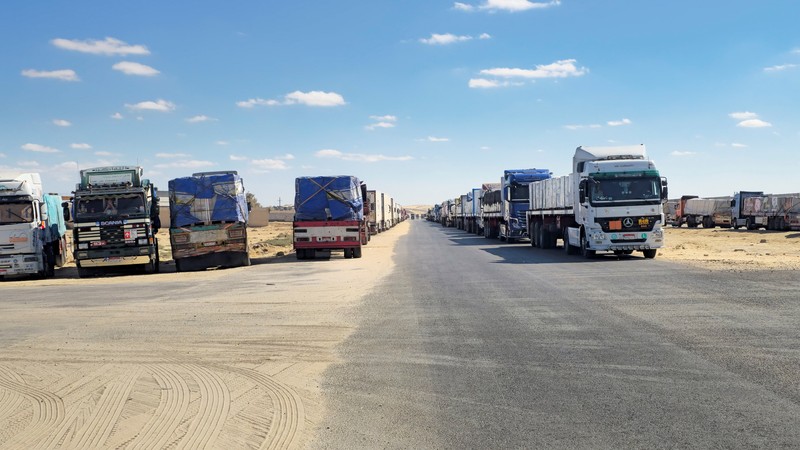 Truk-truk pengangkut bantuan kemanusiaan yang disiapkan oleh Bulan Sabit Merah Mesir, yang akan memasuki perlintasan Rafah ke Jalur Gaza besok, berbaris, setelah gencatan senjata antara Israel dan Hamas di Gaza berlaku, di Al-Arish, ibu kota Kegubernuran Sinai Utara, Mesir, 14 Oktober 2025. (REUTERS/Stringer) Truk-truk pengangkut bantuan kemanusiaan yang disiapkan oleh Bulan Sabit Merah Mesir, yang akan memasuki perlintasan Rafah ke Jalur Gaza besok, berbaris, setelah gencatan senjata antara Israel dan Hamas di Gaza berlaku, di Al-Arish, ibu kota Kegubernuran Sinai Utara, Mesir, 14 Oktober 2025. (REUTERS/Stringer)