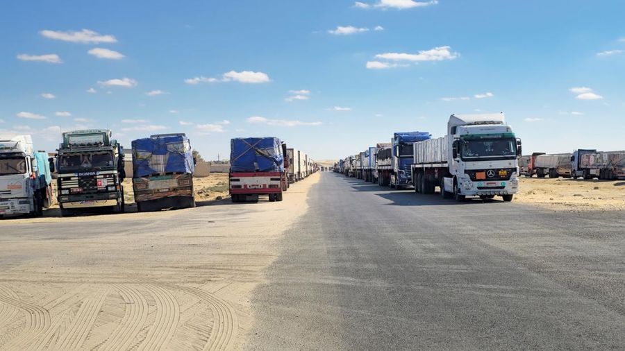 Truk-truk pengangkut bantuan kemanusiaan yang disiapkan oleh Bulan Sabit Merah Mesir, yang akan memasuki perlintasan Rafah ke Jalur Gaza besok, berbaris, setelah gencatan senjata antara Israel dan Hamas di Gaza berlaku, di Al-Arish, ibu kota Kegubernuran Sinai Utara, Mesir, 14 Oktober 2025. (REUTERS/Stringer) Truk-truk pengangkut bantuan kemanusiaan yang disiapkan oleh Bulan Sabit Merah Mesir, yang akan memasuki perlintasan Rafah ke Jalur Gaza besok, berbaris, setelah gencatan senjata antara Israel dan Hamas di Gaza berlaku, di Al-Arish, ibu kota Kegubernuran Sinai Utara, Mesir, 14 Oktober 2025. (REUTERS/Stringer)