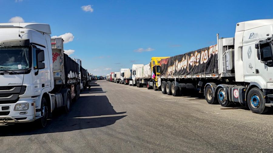 Truk-truk pengangkut bantuan kemanusiaan yang disiapkan oleh Bulan Sabit Merah Mesir, yang akan memasuki perlintasan Rafah ke Jalur Gaza besok, berbaris, setelah gencatan senjata antara Israel dan Hamas di Gaza berlaku, di Al-Arish, ibu kota Kegubernuran Sinai Utara, Mesir, 14 Oktober 2025. (REUTERS/Stringer) Truk-truk pengangkut bantuan kemanusiaan yang disiapkan oleh Bulan Sabit Merah Mesir, yang akan memasuki perlintasan Rafah ke Jalur Gaza besok, berbaris, setelah gencatan senjata antara Israel dan Hamas di Gaza berlaku, di Al-Arish, ibu kota Kegubernuran Sinai Utara, Mesir, 14 Oktober 2025. (REUTERS/Stringer)